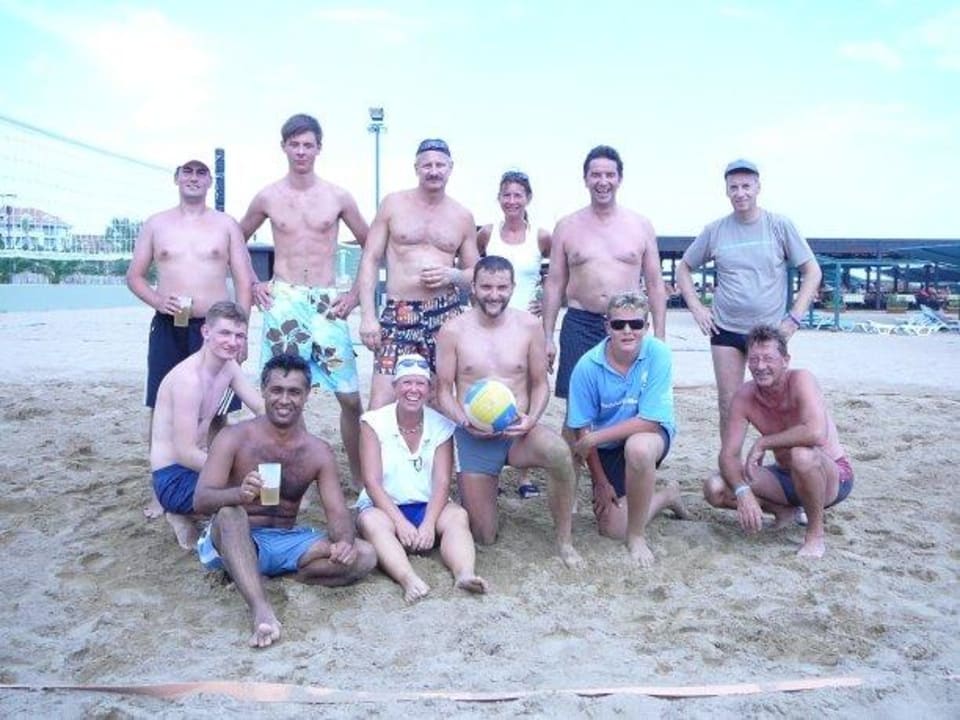 Starke Volleyballer im Urlaub Side Breeze Hotel