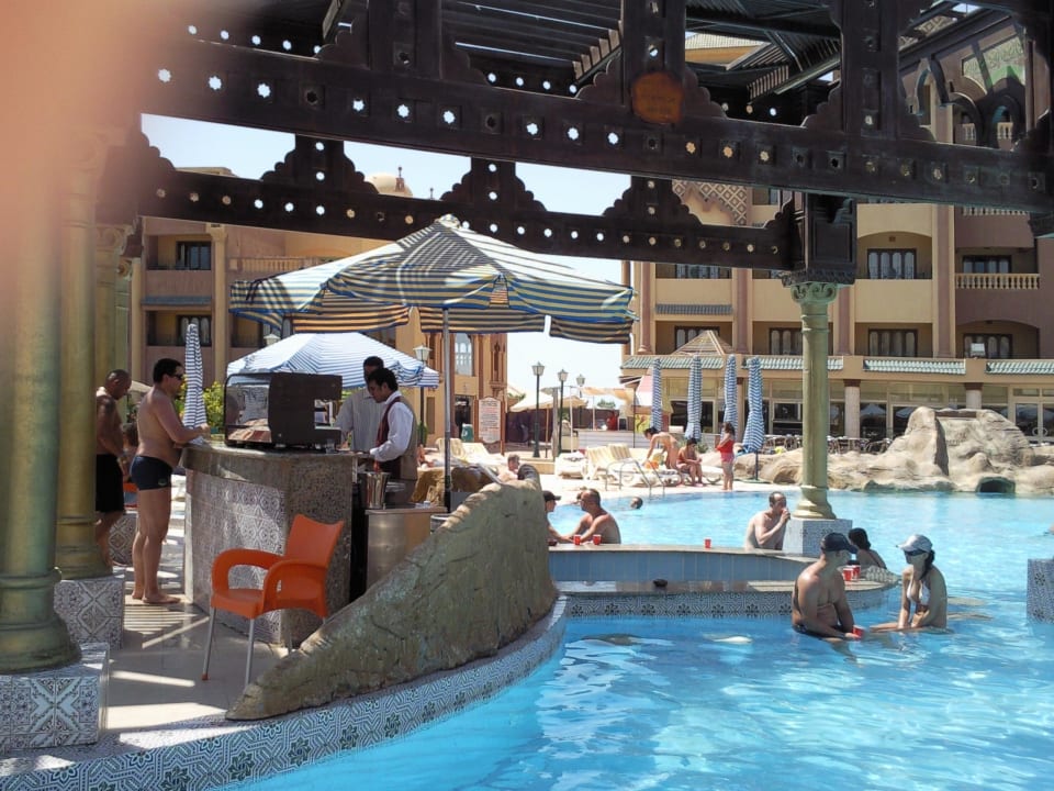 Bar  na basenie Sunny Days El Palacio Resort & Spa