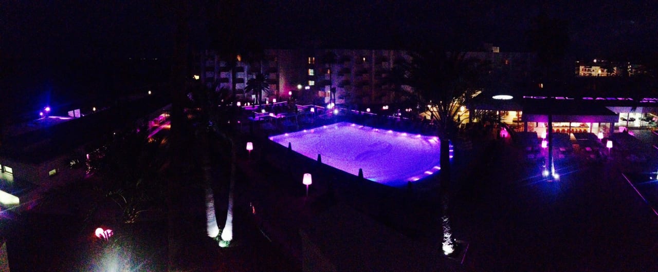 Panorama des Innenbereichs vom Zimmer aus Hotel Garbi Ibiza & Spa