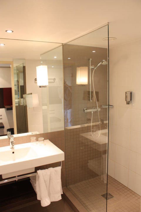 Blick in das Bad Mövenpick Hotel Amsterdam City Centre