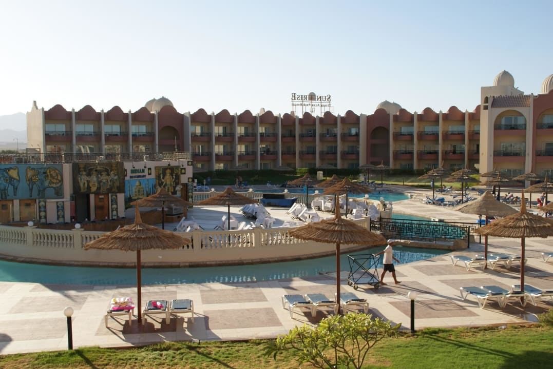 Widok na restaurację indyjską i boczne baseny. Tirana Aqua Park Resort