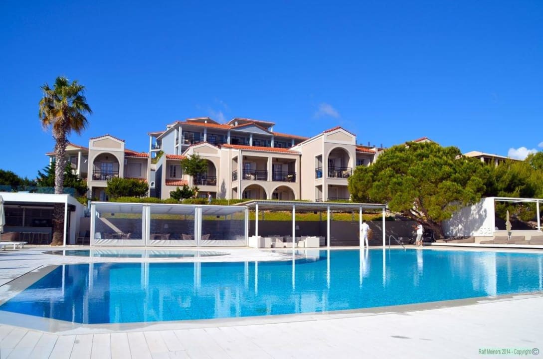 Hotel und Pool aus Richtung Strand gesehen. The Bay Hotel & Suites