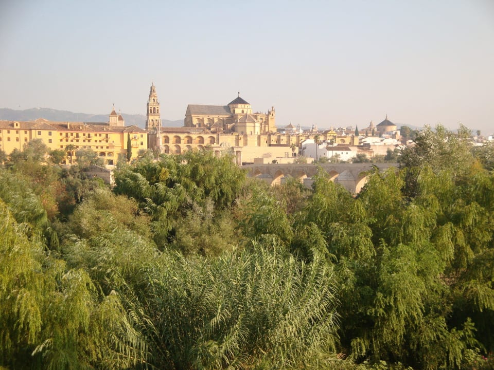 Blick v. Hotel auf die Stadt Hesperia Córdoba