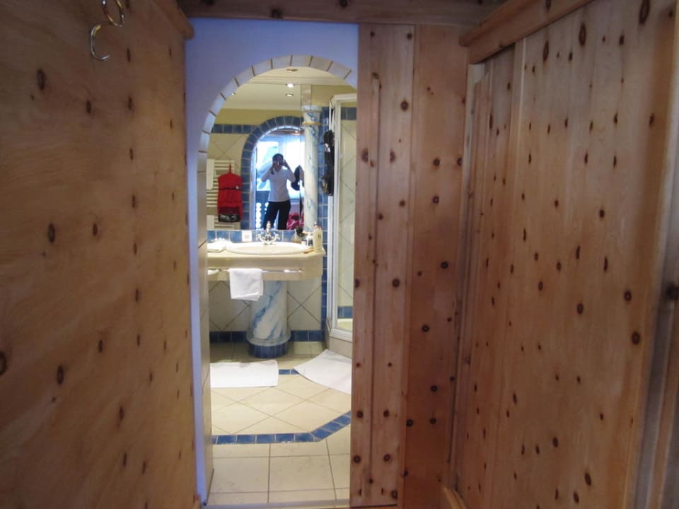 Verstecktes Bad im Schrank Hotel Piz Buin
