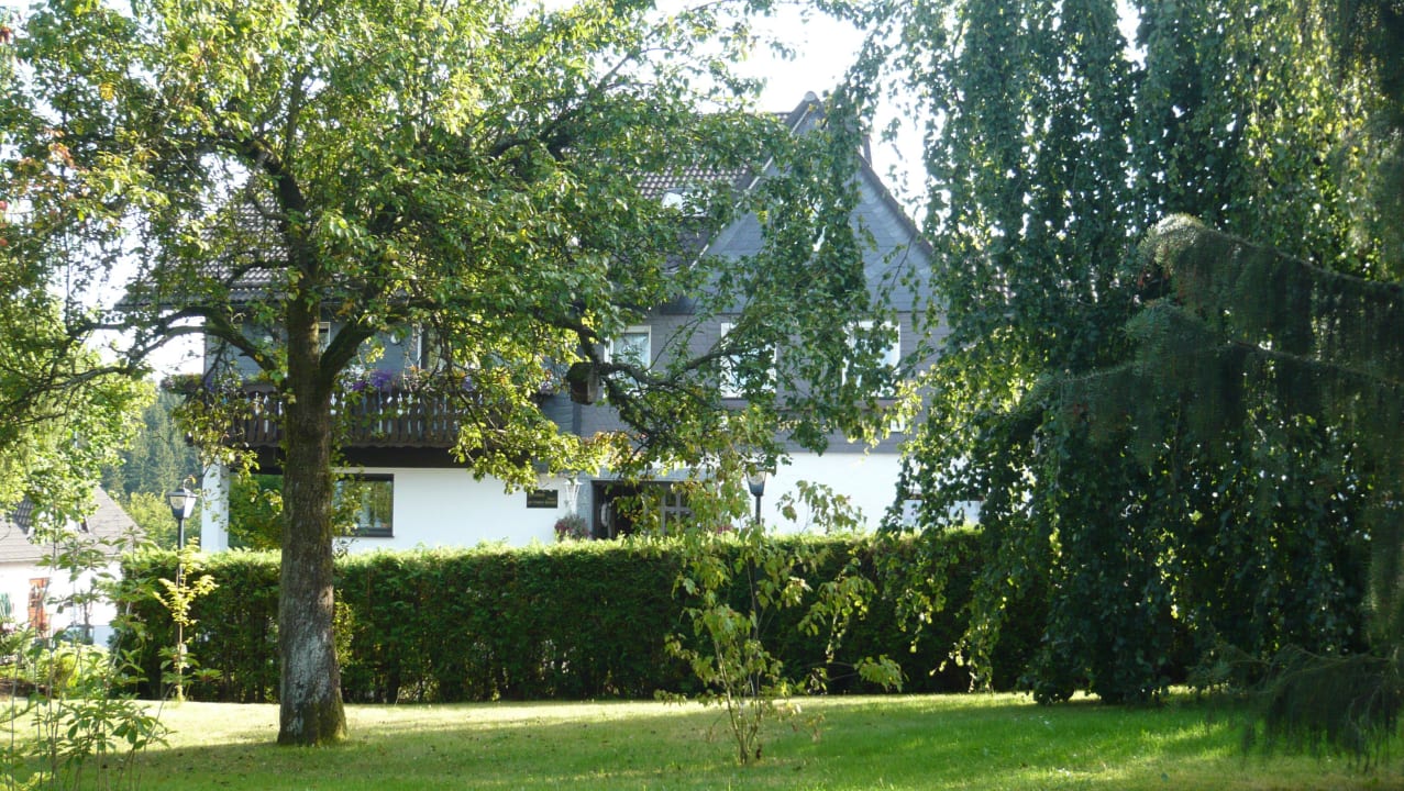 Eingangsbereich aus dem Garten Hotel Pension Zur schönen Aussicht