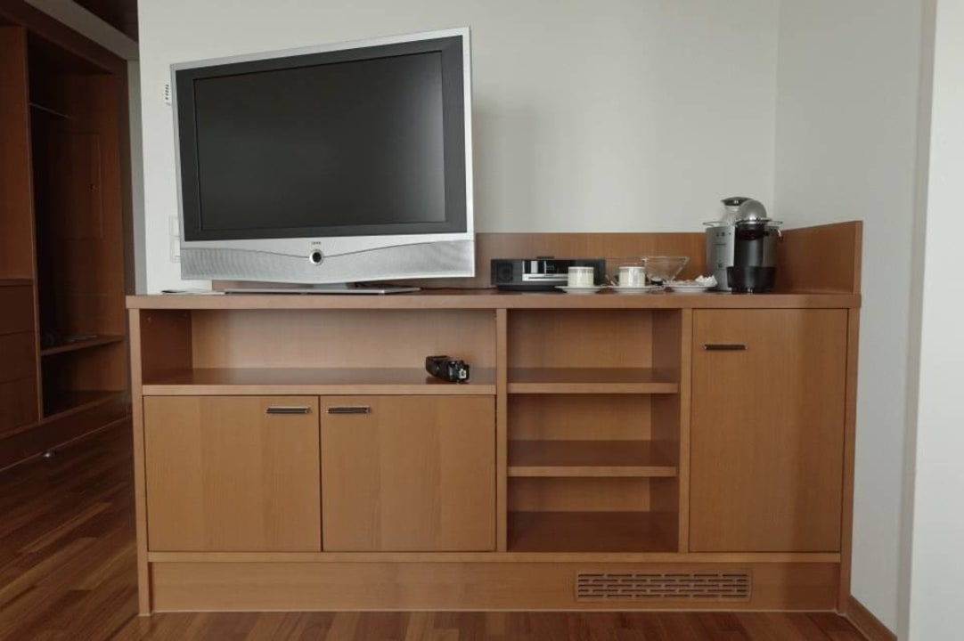 TV, Mninbar (rechts), CD-Radio, Kaffeeautomat ATLANTIC Hotel Wilhelmshaven