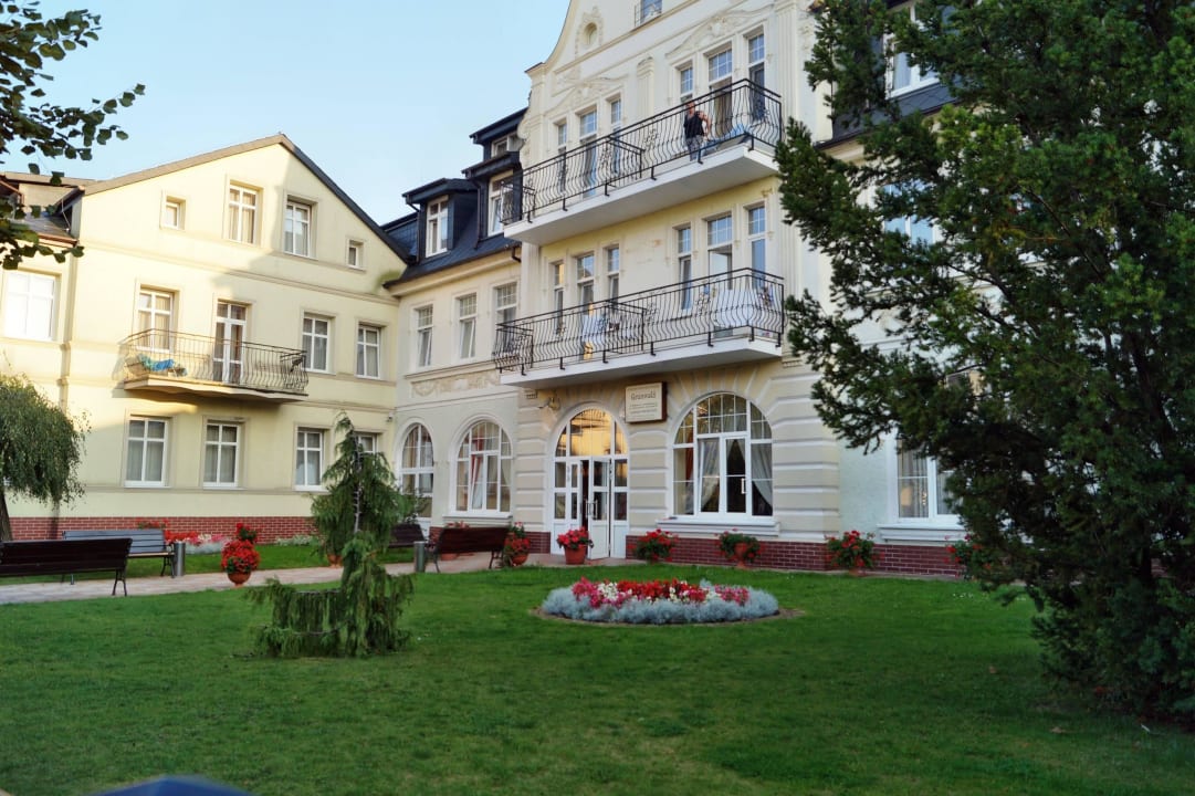 Przed głównym wejściem Kurhotel Haus Grunwald