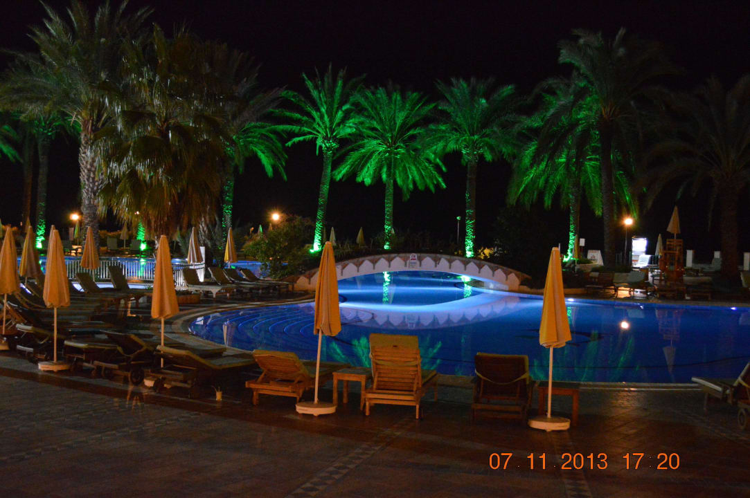 Pool bei Nacht The Norm Oriental