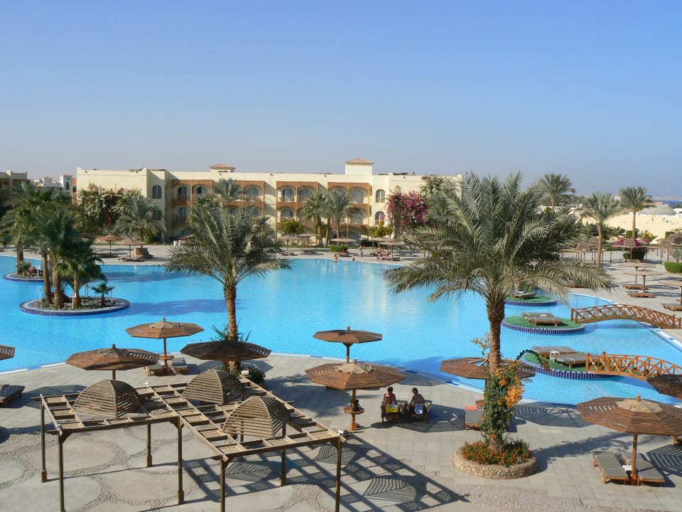 Widok na basen Desert Rose