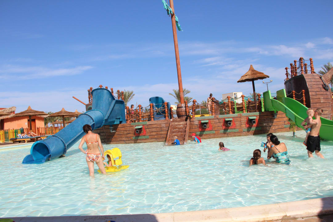Einer von zwei Kinder Pools mit Rutschen und Pirat Titanic Beach Spa & Aqua Park