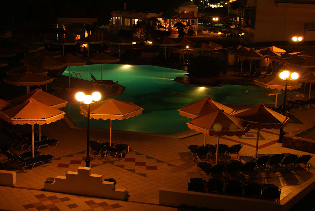 Bei Nacht Hotel Serita Beach