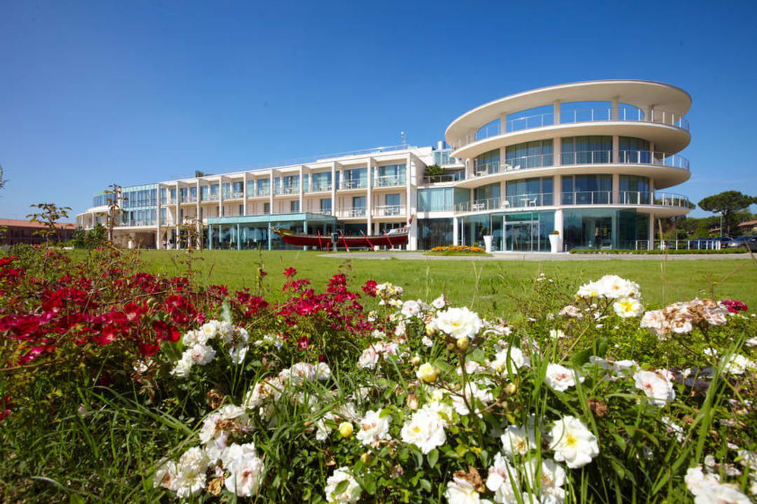 View from the garden / Vista dal giardino Pisa Tower Plaza