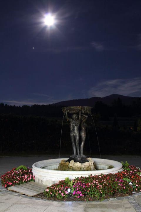 Nymphenbrunnen bei Vollmond Spirit & SPA Hotel Birkenhof am Elfenhain