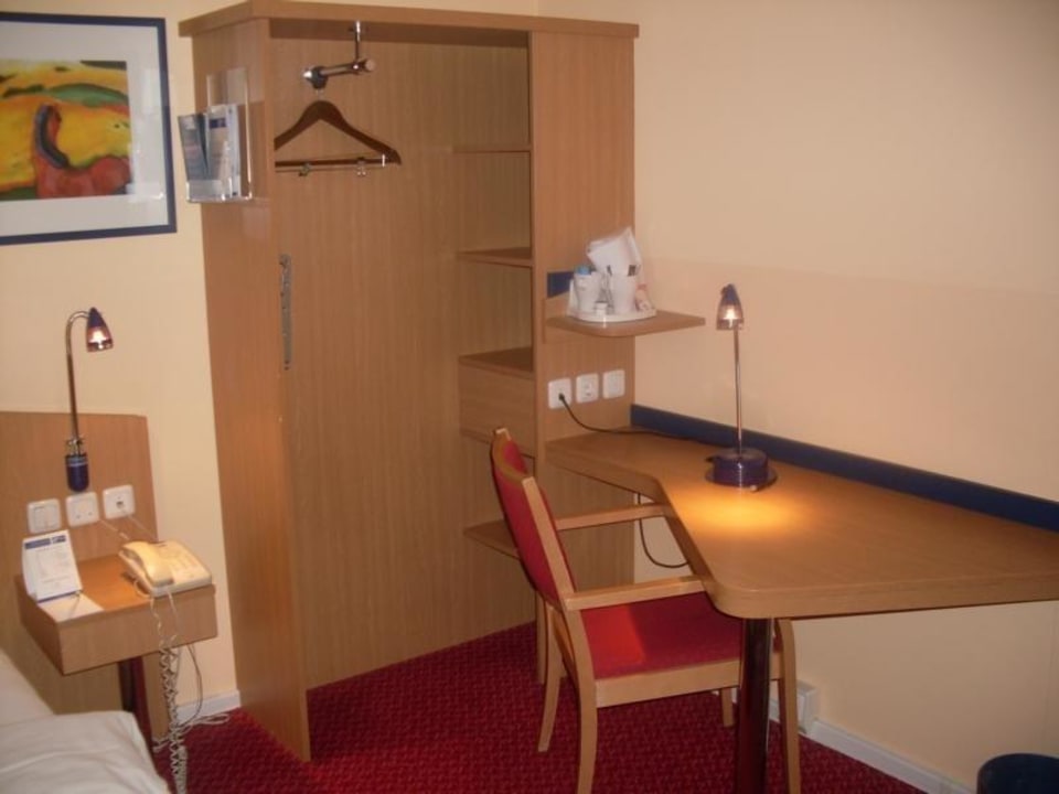 Tisch im Rollstuhlfahrer-Zimmer Holiday Inn Express Frankfurt - Airport