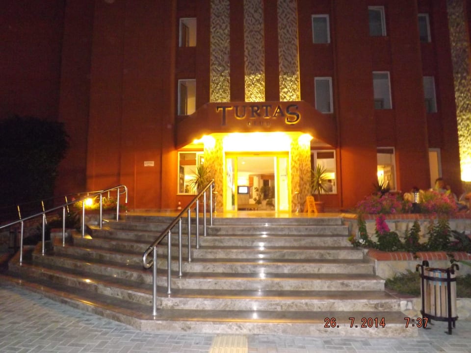 Am abend der Eingang Club Turtas Beach Hotel