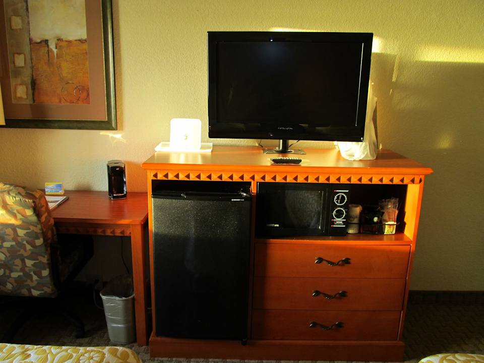 Kommode mit TV Hotel Days Inn Austin North