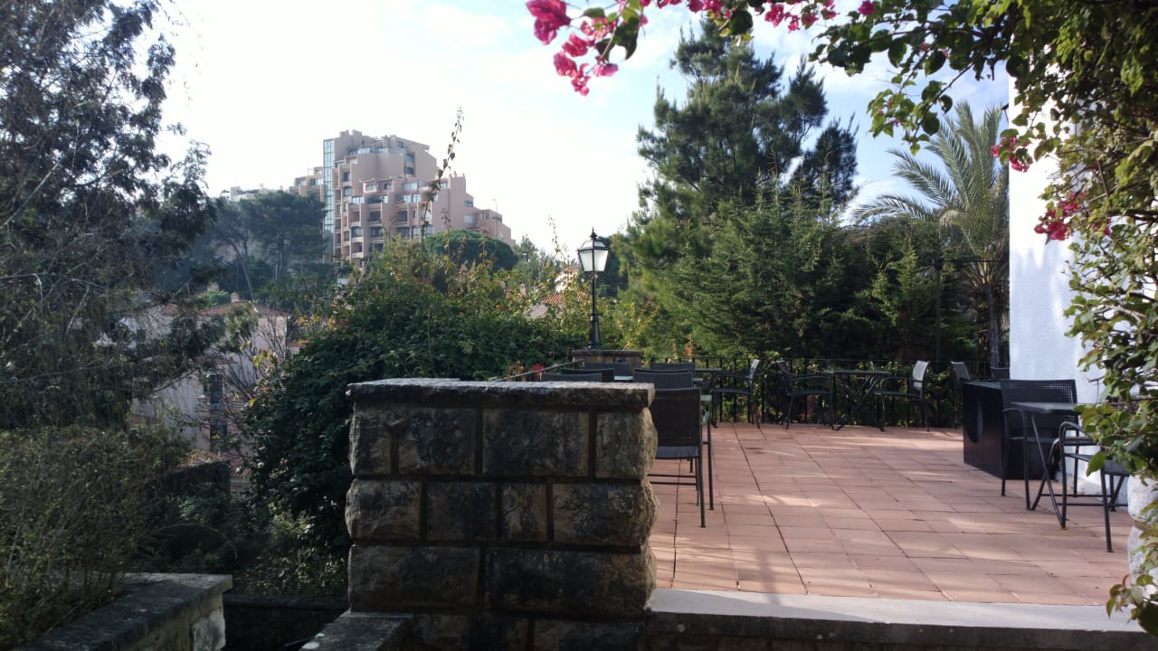 Terrasse, weite Wege vom Frühstücksbuffet Casa Vela Charm Guesthouse