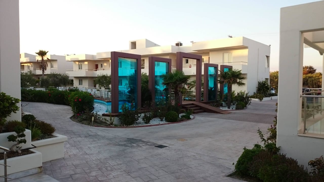 Vom Pool kommend Afandou Bay Resort Suites