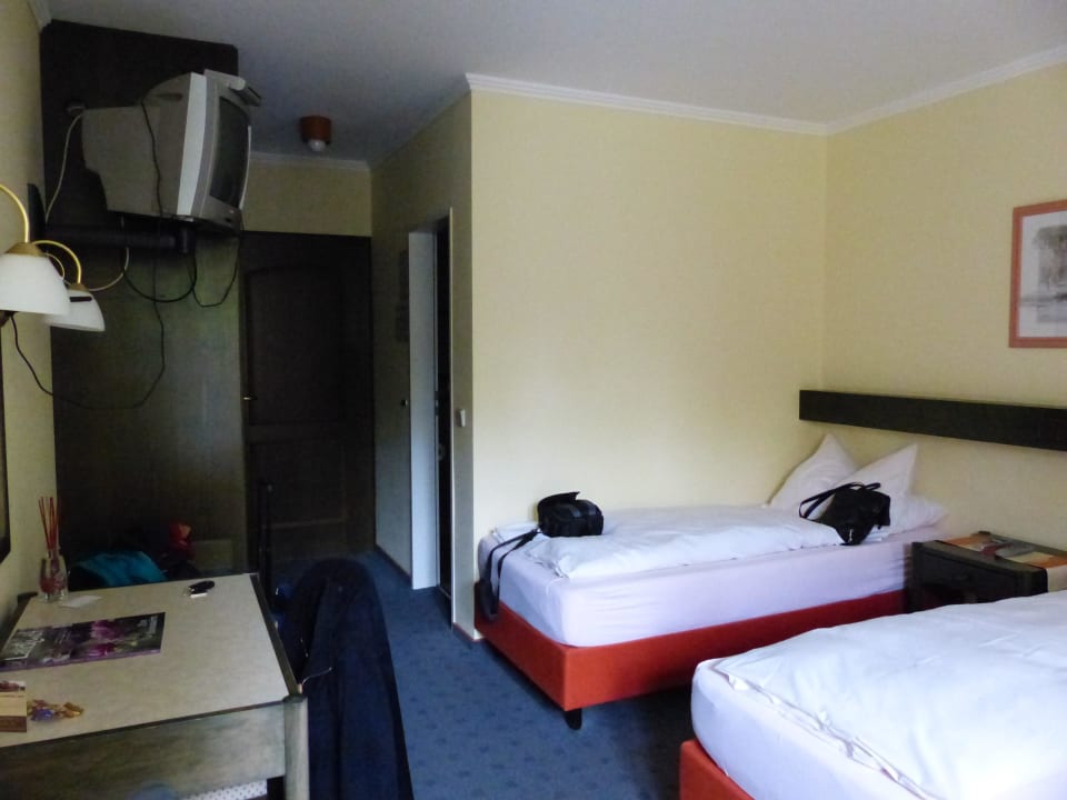 Zimmer und Blick auf Eingangsbereich Landhotel