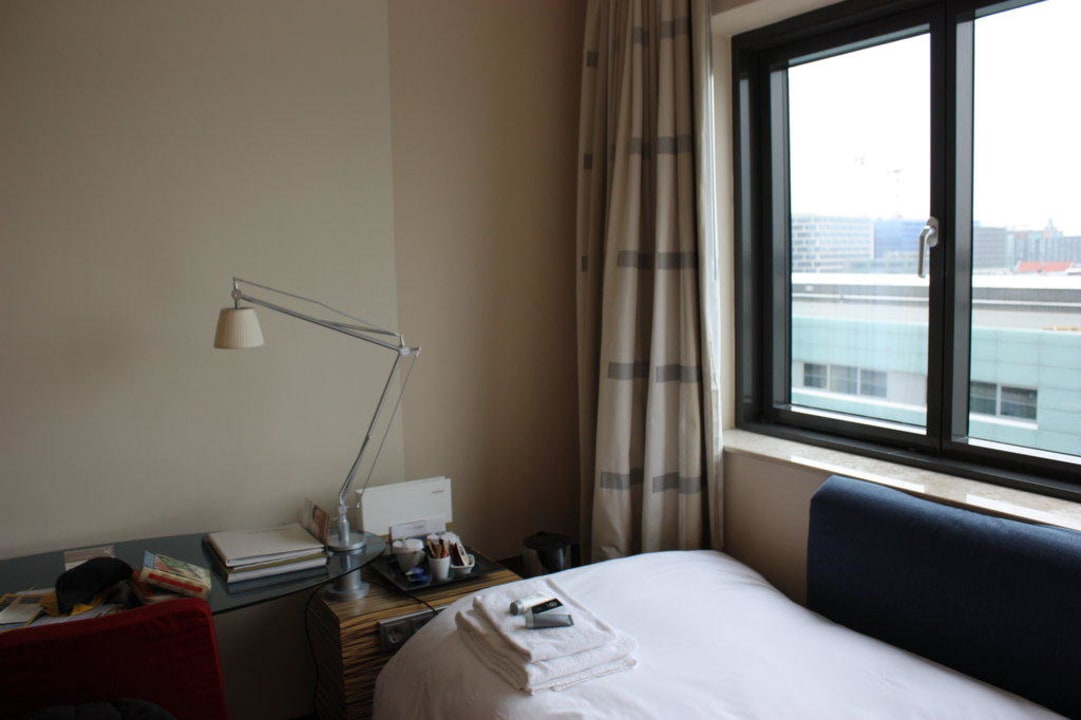 Sofa bed / desk in standard room Mövenpick Hotel Amsterdam City Centre