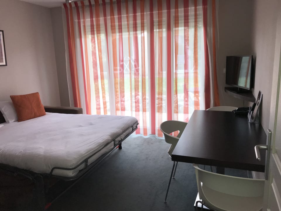 Durch den Vorhang sieht man das nächste Apartment CERISE Toulouse - Résidence de Diane