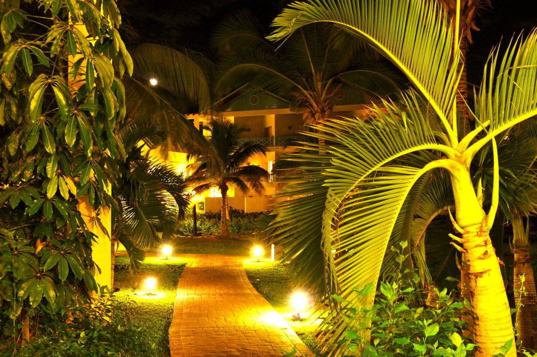 Gartenanlage bei Nacht Dreams La Romana Resort & Spa