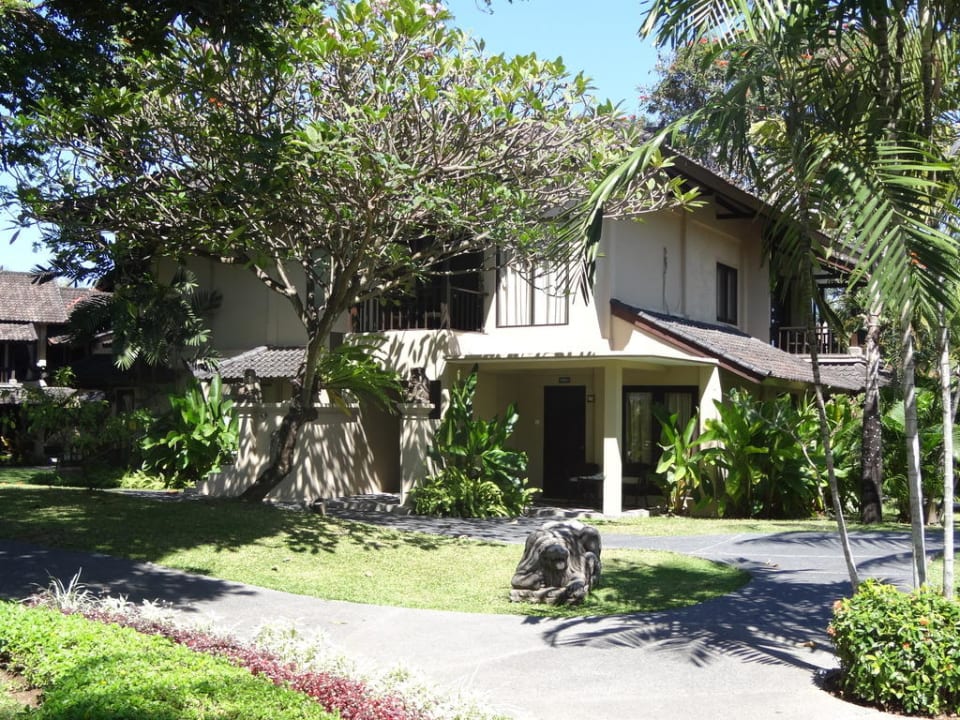 Ein Haus von außen Segara Village Hotel