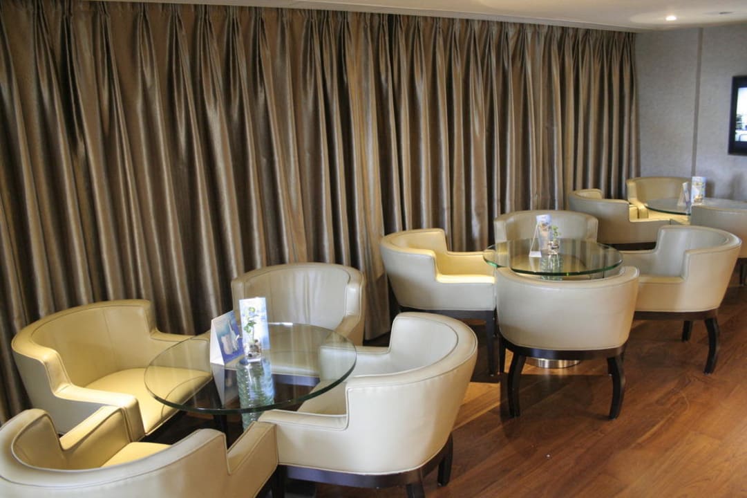 Sitzgruppen in der Mini-Bar Hotel Harbour Plaza 8 Degrees