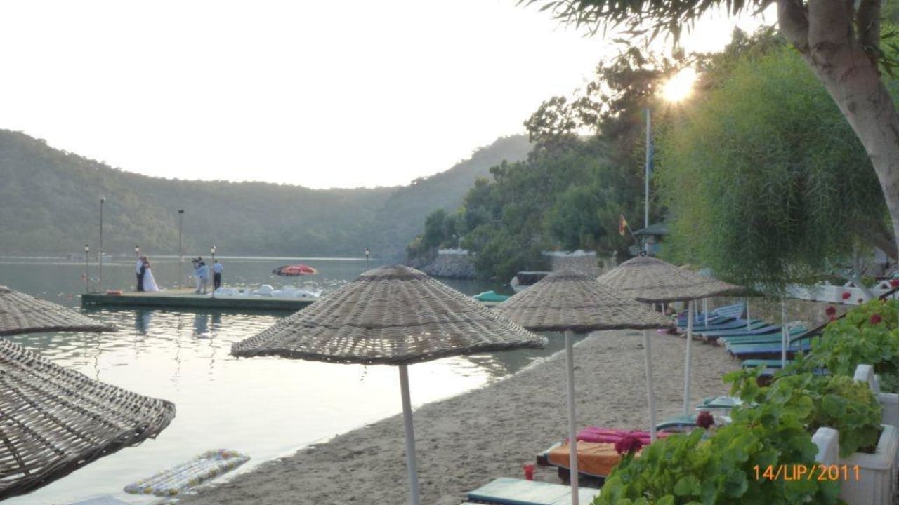 Widok z ogrodu na plażę Hotel Meri