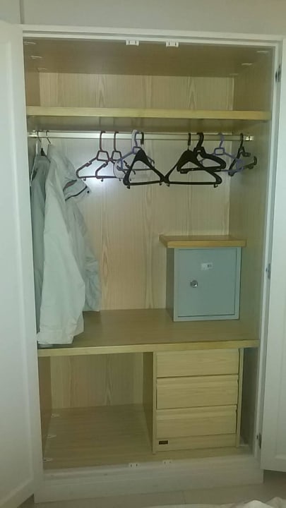 Schrank im Schlafzimmer Aparthotel Costa Mar