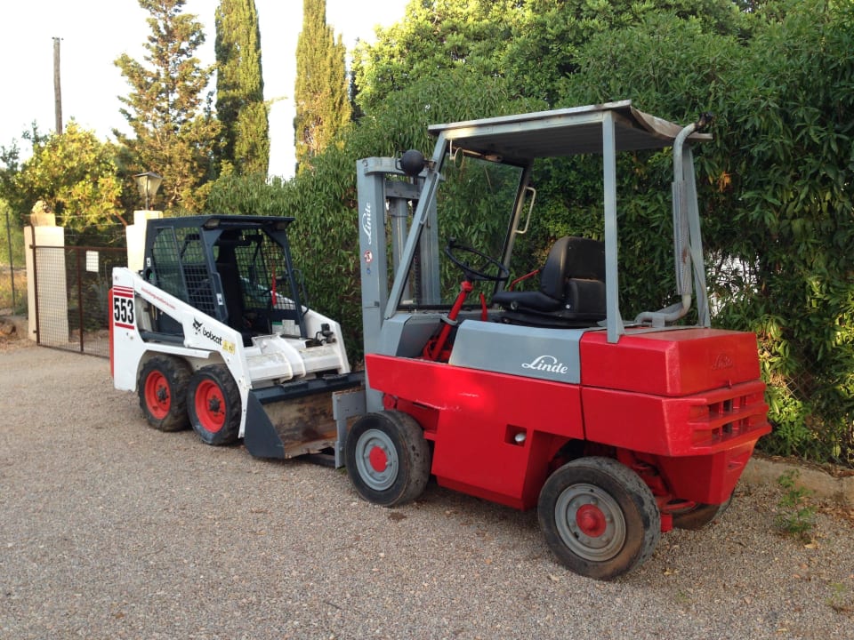 Bagger neben Finca Finca Kalotta