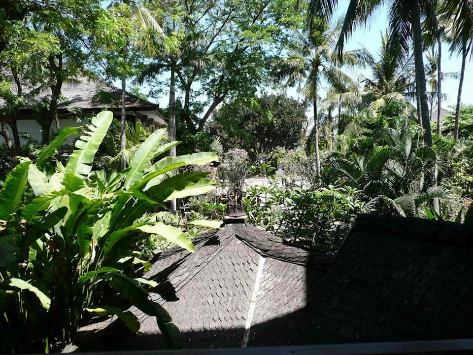 Blick vom Balkon  aus Zimmer mittig im Gebäude Padma Resort Legian