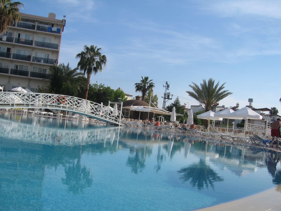 Pool kurz vor dem Abendessen Seaden Corolla Hotel