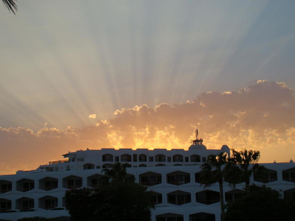 Sonnenuntergang hinter Baron Resort Baron Resort