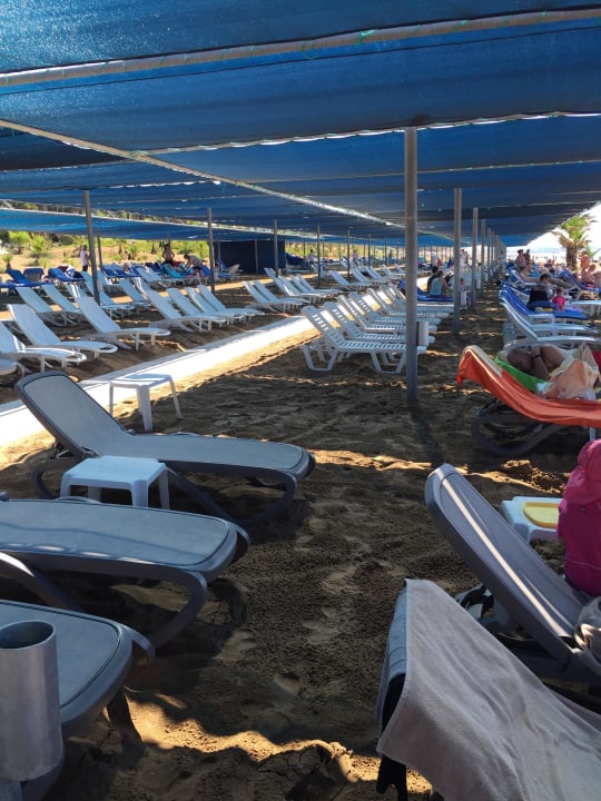 Strad mit Liegen überdacht Club Grand Aqua