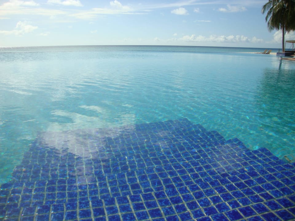 Wunderschöne Poolanlage Veligandu Maldives Resort Island