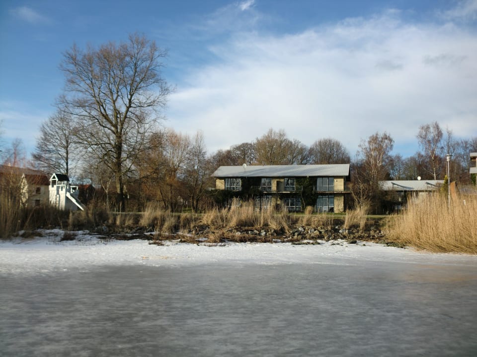 Außenansicht vom zugefrorenen Bodden aus Im-Jaich Wasserferienwelt - Ferienhäuser & Appartements