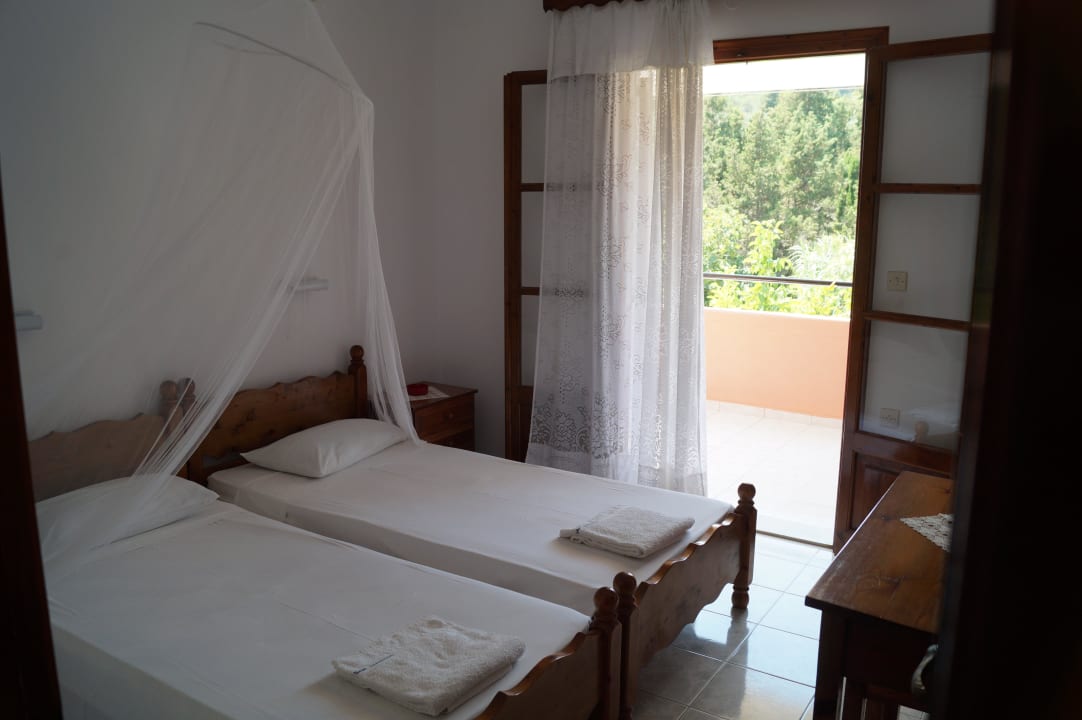 Eines der beiden Zimmer Fondas Appartement