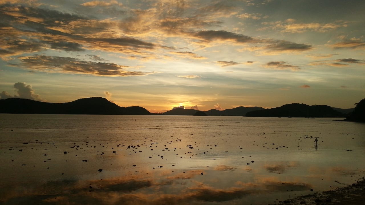 Sonnenuntergang auf der anderen Seite des Hügels Cape Panwa Hotel