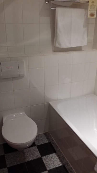 Badezimmer: Blick zu WC und Dusche Dorint Herrenkrug Parkhotel Magdeburg