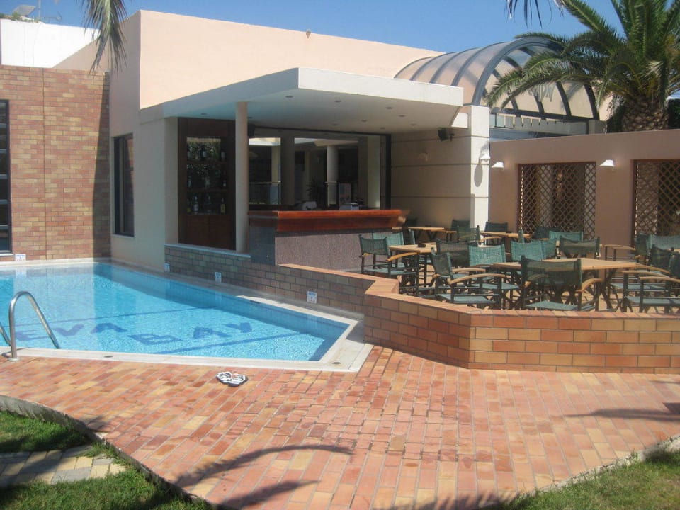 Pool 1 & 2, daneben Mainbar Hotel Eva Bay