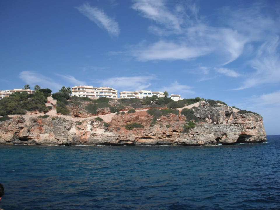 Sicht auf die Anlage vom Boot aus blau punta reina