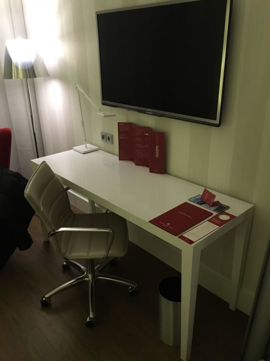 Tisch mit Fernseher NH Collection Berlin Mitte Friedrichstrasse