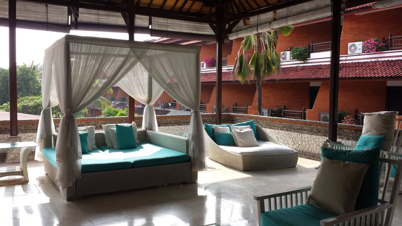 Neben der Lobby tolle Relaxmöglichkeiten Sol by Melia Benoa Bali