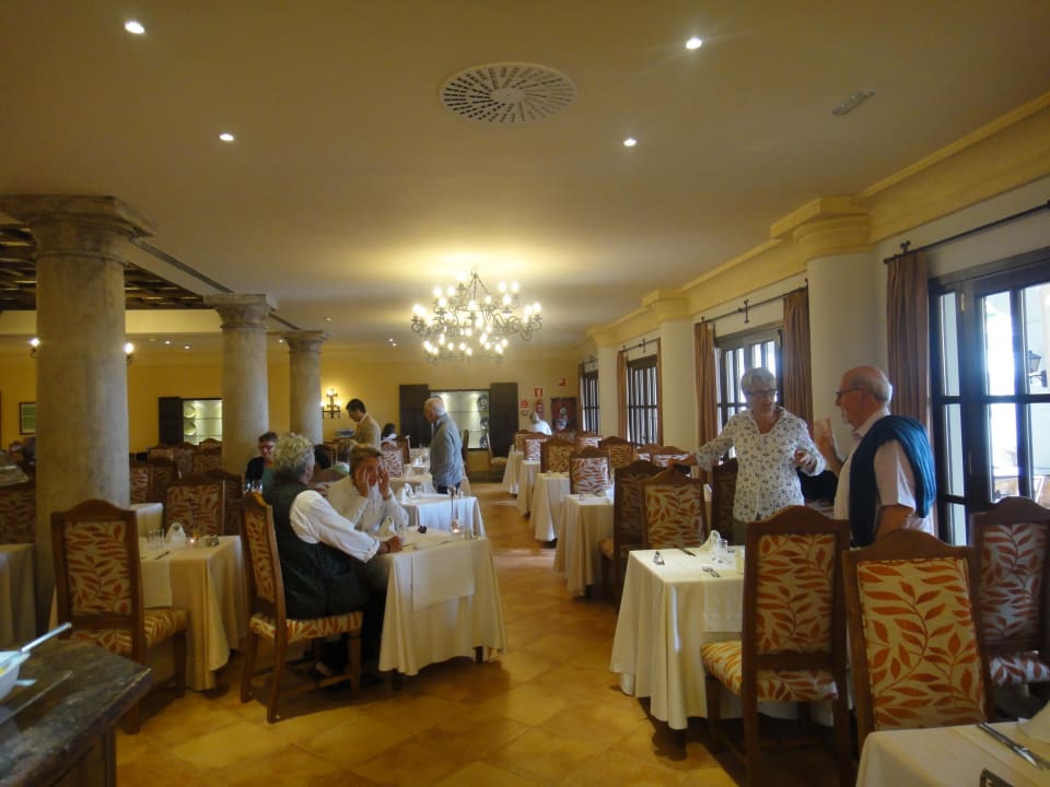 Gemütlicher Restaurantbereich am Fenster Fuerte Conil-Resort