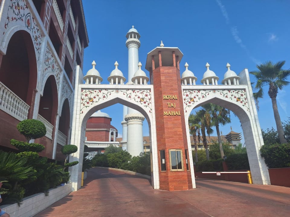Außenansicht Royal Taj Mahal Hotel