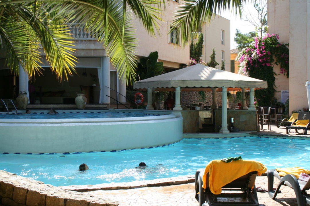 Pool mit Bar Lago Garden