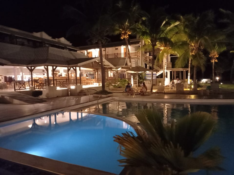 Pool Le Peninsula Bay Beach Resort & Spa