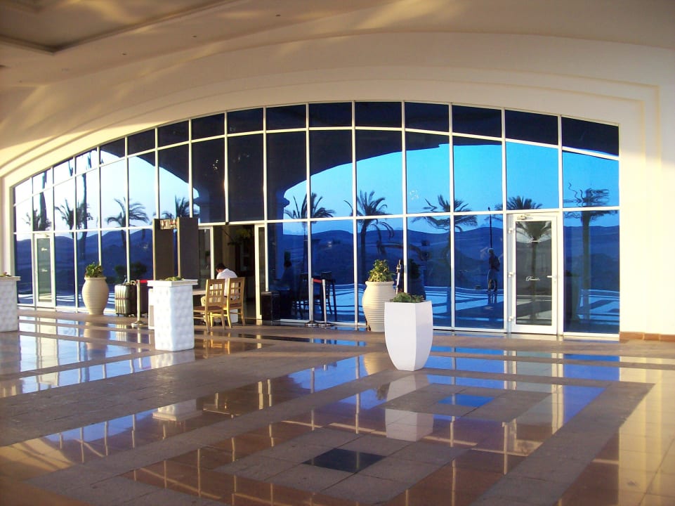 Hoteleingang - Tag und Nacht bewacht Premier Le Reve Hotel & Spa