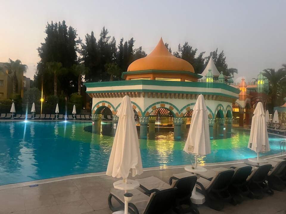 Pool Kamelya Aishen Club
